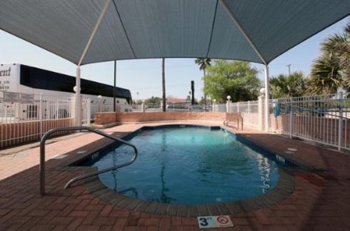 Edinburg Executive Inn Экстерьер фото