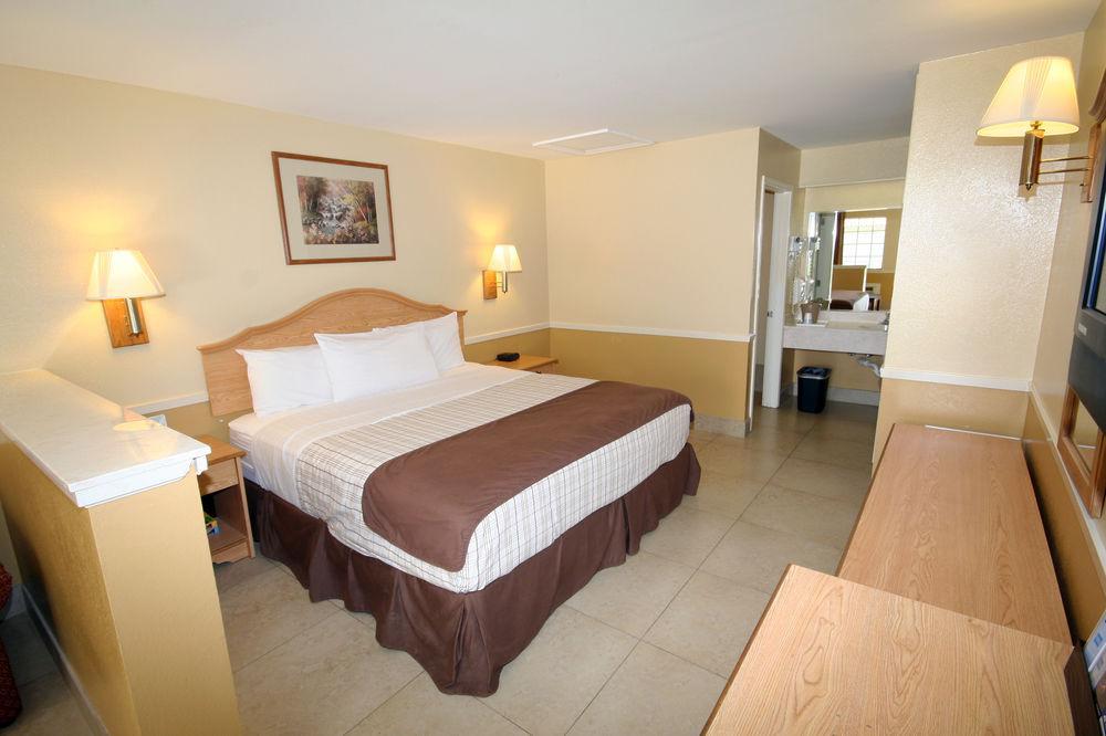 Edinburg Executive Inn Экстерьер фото
