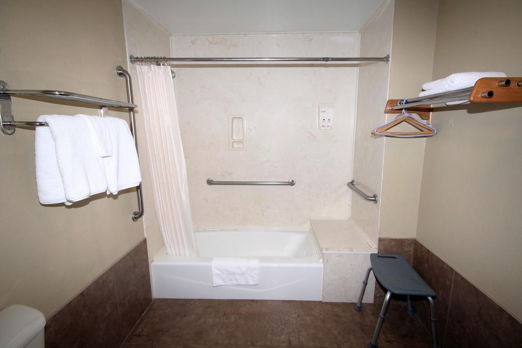Edinburg Executive Inn Экстерьер фото